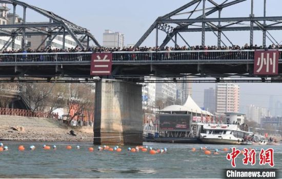 圖為活動現(xiàn)場冬泳愛好者表演“漂游”?！钇G敏 攝