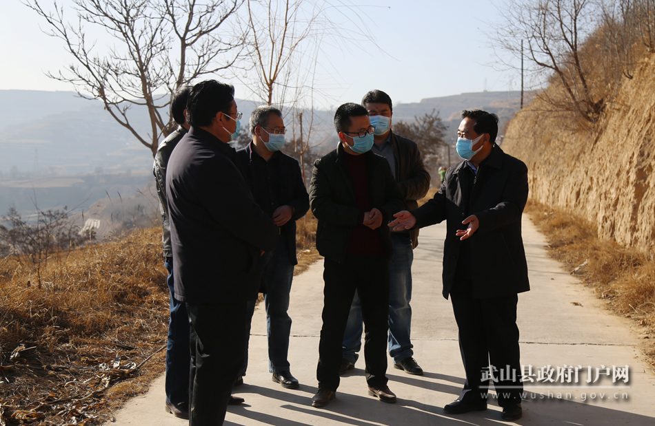 索鴻賓在鴛鴦、樺林鎮(zhèn)檢查指導(dǎo)疫情防控和脫貧攻堅(jiān)等工作