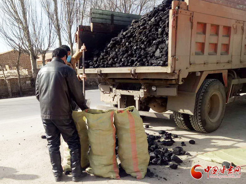【甘肅全民戰(zhàn)“疫”】雪中送炭！會寧一企業(yè)為基層防控點捐贈10噸愛心煤（圖）