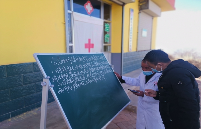 市紀(jì)委監(jiān)委駐村幫扶干部馬維高在村衛(wèi)生室宣傳疫情防控知識(shí)。.jpg