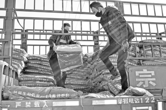 定西岷縣申都鄉(xiāng)春耕化肥送到農(nóng)戶(hù)家門(mén)口