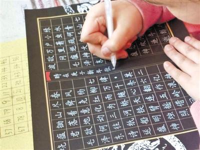 驚艷！9歲小女娃手寫(xiě)“印刷體”字帖