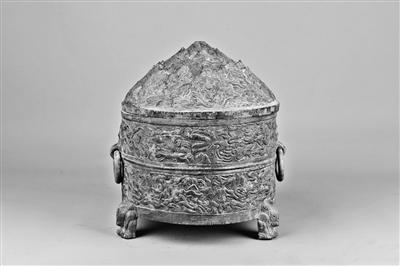 平?jīng)霾┥缴w神獸紋銅樽，東漢人向往過(guò)上神仙生活的印跡