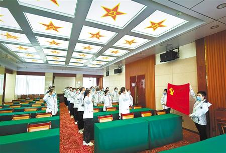 一次難得的黨課——甘肅第二、第三批援鄂醫(yī)療隊預(yù)備黨員宣誓儀式側(cè)記