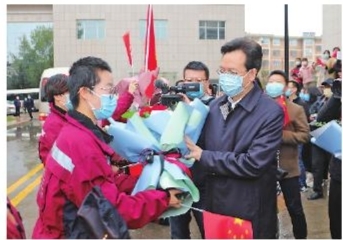 慶陽市第二、三批支援湖北醫(yī)療隊(duì)12名隊(duì)員凱旋