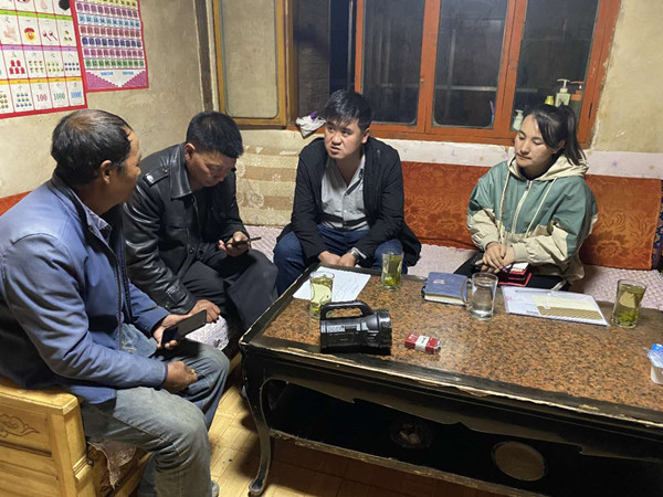 圖為木耳鎮(zhèn)紀檢干事盧建民（左三）連夜在多壩村多壩組奚連德家中了解受災情況，排查安全隱患，并宣傳發(fā)生次生災害的相關知識。_副本.jpg