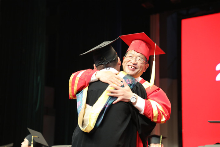 17分鐘14次掌聲！隴東學(xué)院院長(zhǎng)辛剛國(guó)這樣深情寄語(yǔ)畢業(yè)生