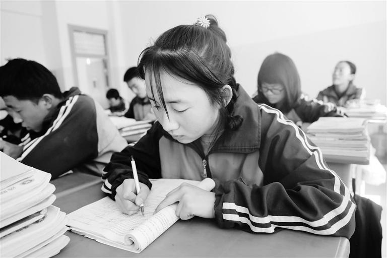 慶陽環(huán)縣這名小姑娘，柔弱肩膀撐起一個大家庭