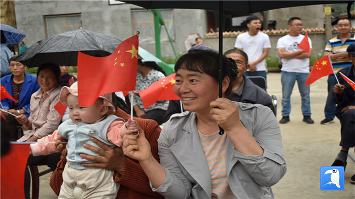 隴南市紀(jì)委監(jiān)委黨員干部與宕昌縣官亭鎮(zhèn)杜家村群眾一起慶祝黨的生日。_副本.jpg