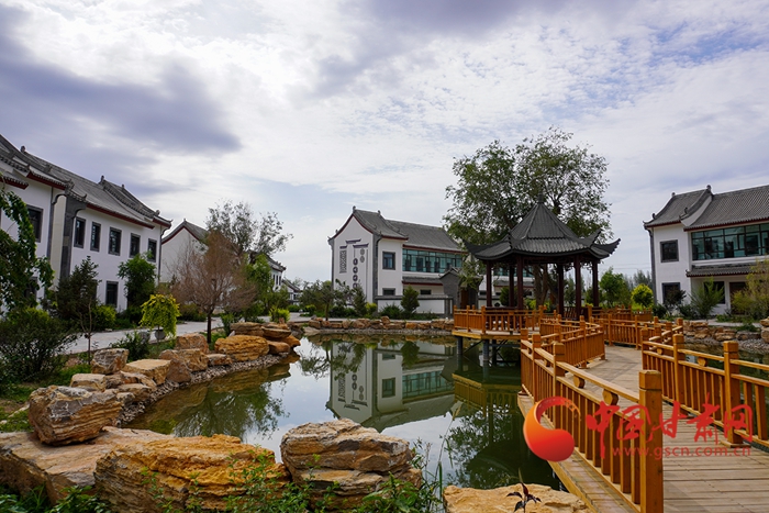 【蘭大新聞學(xué)子重走西北角】探訪電視劇《一個(gè)都不能少》拍攝地——速展村白墻灰瓦煥新顏