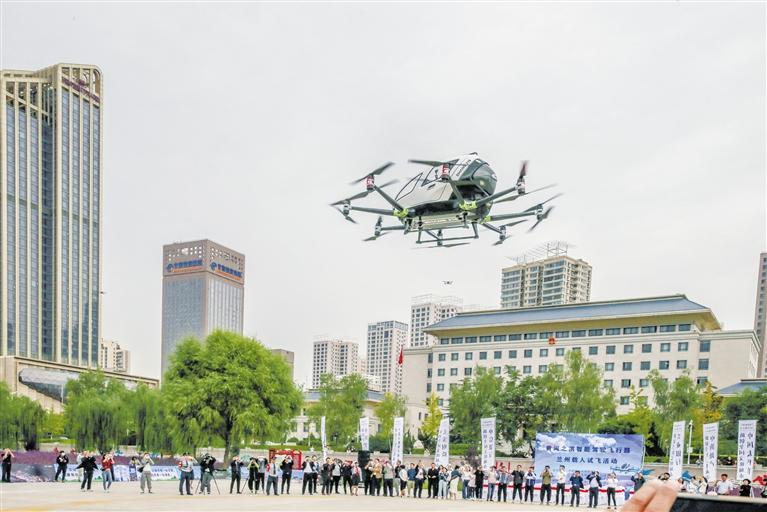超酷、超刺激！智能駕駛飛行器在蘭載人試飛