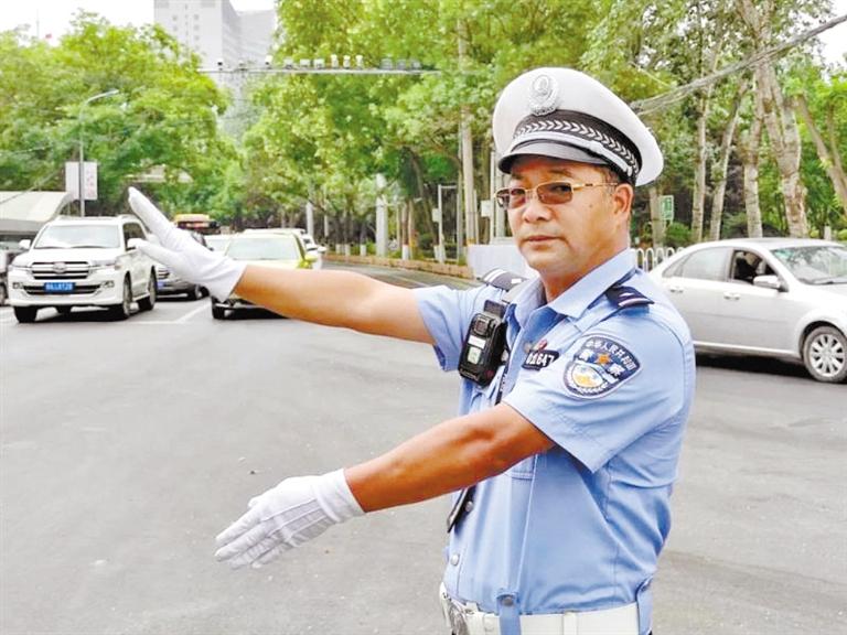 蘭州城關(guān)區(qū)交警大隊一線老交警馬驍：俯首甘為“老黃?！?>
        </a><em>蘭州城關(guān)區(qū)交警大隊一線老交警馬驍：俯首甘為“老黃牛”</em></li>
    <li><a  target=