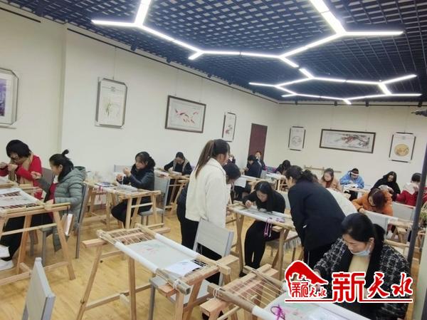 武山“隴原繡娘刺繡非遺技藝傳承人才培養(yǎng)項(xiàng)目”扶貧車(chē)間掛牌成立