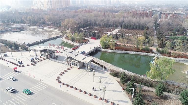 　初冬時節(jié)，臨夏市東郊公園里,楓樹、松柏、云杉等樹木色彩斑斕