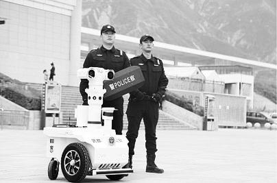新奇！5G巡邏機器人亮相隴南武都街頭