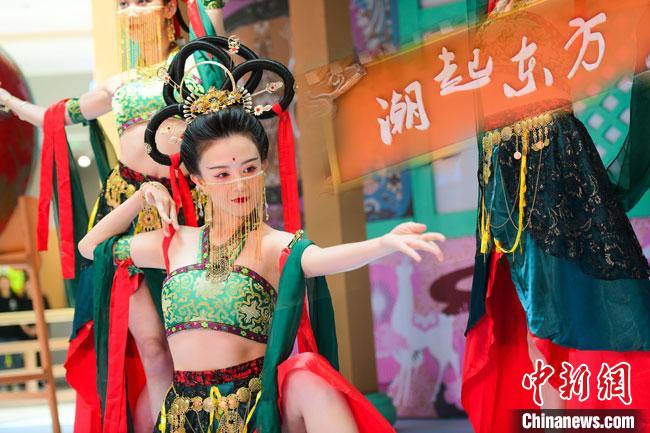 圖為今年9月5日，在重慶亮相的敦煌博物館“潮起東方”主題活動現(xiàn)場。敦煌博物館供圖