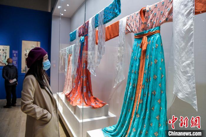 觀眾在參觀唐代服飾。　駱云飛 攝