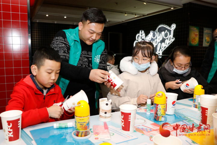 與環(huán)保同行 共建身邊美好風(fēng)景  禁限塑活動走進蘭州肯德基餐廳