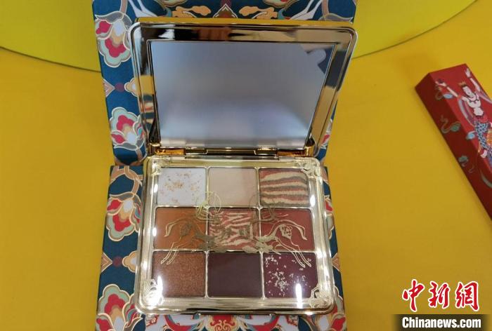 圖為取材壁畫(huà)色彩的敦煌美妝。　丁思 攝