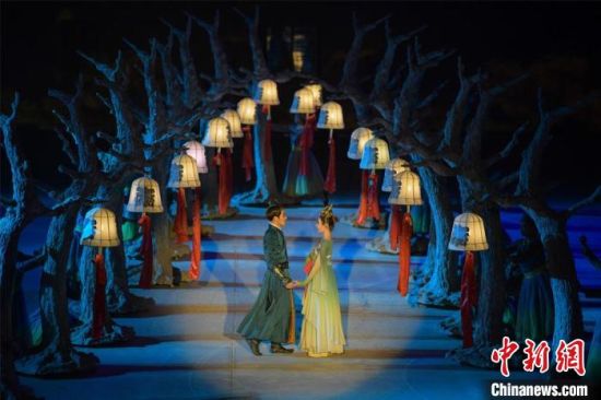 圖為全新升級《敦煌盛典》，新增戰(zhàn)馬、燈籠矩陣，以及最新聲、光、電硬件設施?！⊥醣筱y 攝