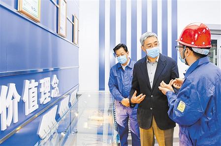 尹弘在嘉峪關(guān)調(diào)研時強調(diào) 推動傳統(tǒng)產(chǎn)業(yè)智能化高端化綠色化轉(zhuǎn)型升級 努力在實現(xiàn)高質(zhì)量轉(zhuǎn)型發(fā)展上邁出更大步伐