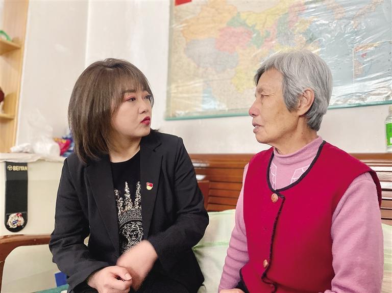 敦煌路街道任家莊街東社區(qū)黨委書記、居委會主任譚莉：我們必須成為老百姓堅強的后盾