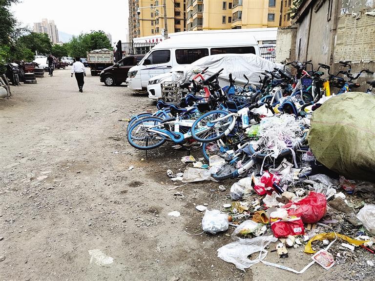 百米土路臟亂差，誰來管？經(jīng)記者協(xié)調(diào)，社區(qū)組織志愿者進(jìn)行了清理