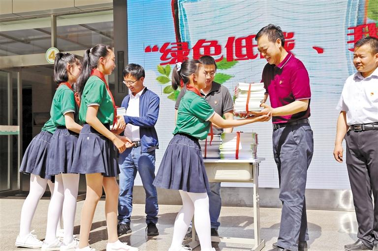 甘肅省生態(tài)環(huán)境廳開展送書進?；顒?>
        </a><em>甘肅省生態(tài)環(huán)境廳開展送書進?；顒?/em></li>
    <li><a  target=