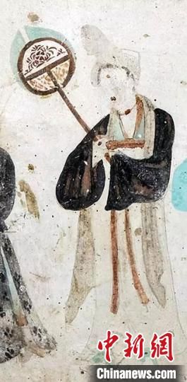 “一把小扇在手，笑對(duì)仲夏酷暑。”圖為莫高窟第468窟《執(zhí)團(tuán)扇女供養(yǎng)人》(中唐)?！《鼗脱芯吭汗﹫D