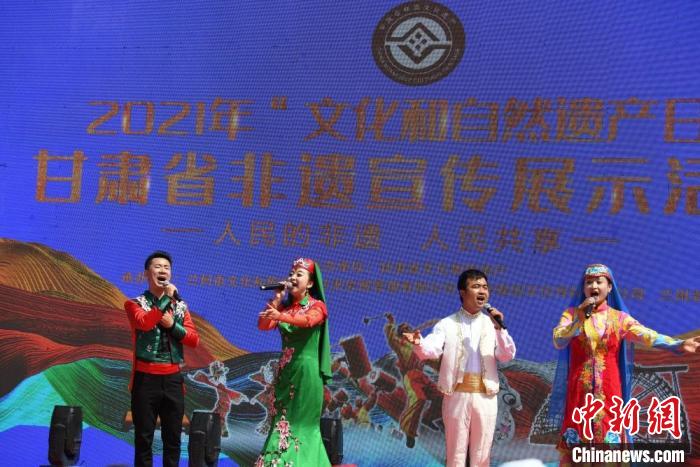 圖為甘肅臨夏回族自治州非遺傳承人演唱花兒?！钇G敏 攝