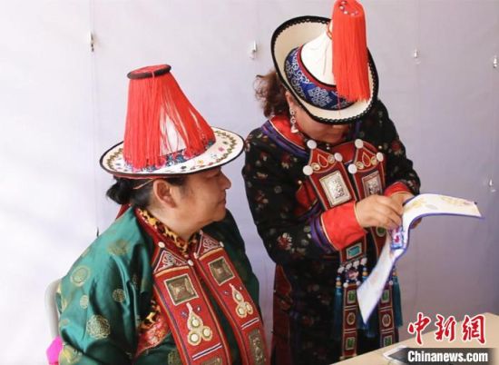 圖為用活態(tài)傳習(xí)的模式促進(jìn)裕固族非物質(zhì)文化遺產(chǎn)的保護(hù)傳承?！∈缝o靜 攝