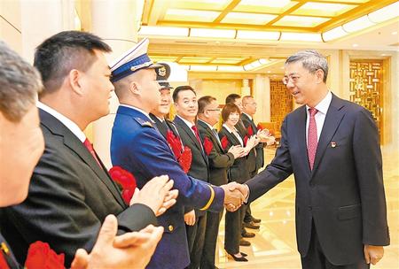 尹弘同甘肅省全國“兩優(yōu)一先”表彰對象和全國優(yōu)秀縣委書記座談時強調 牢記殷切囑托 創(chuàng)造嶄新業(yè)績 當好榜樣標桿努力為全面建設社會主義現(xiàn)代化作出更大貢獻