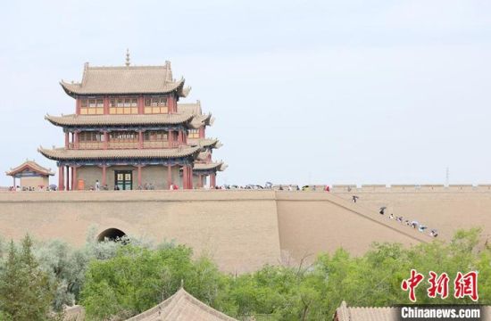 歷經(jīng)數(shù)十載保護修繕的古老關(guān)城得以延年益壽，成為了海內(nèi)外游客“絲路游”的必經(jīng)打卡地?！「哒?攝