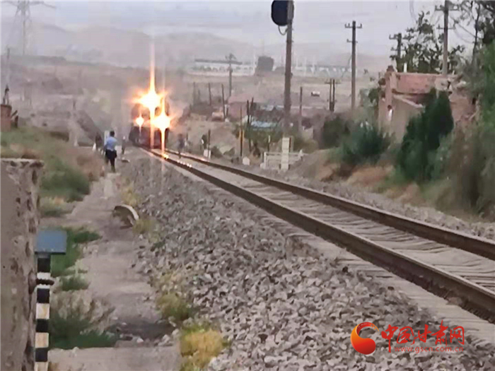 驚險！火車來臨小男孩鐵路上玩耍 蘭鐵民警飛奔將其救下