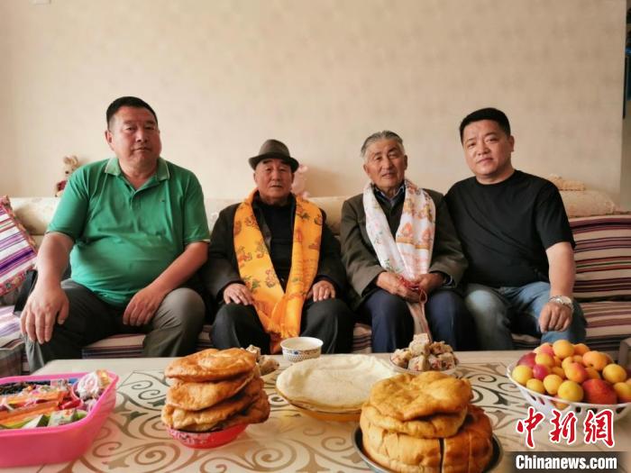 圖為張輝剛(右一)拜訪甘肅肅南縣裕固族德高望重的老人。(資料圖) 張輝剛供圖