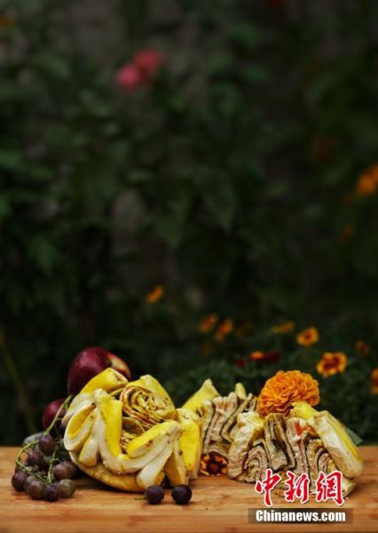 圖為做好的月餅，狀似玫瑰，切開后層層疊疊，色彩斑斕。張文 攝