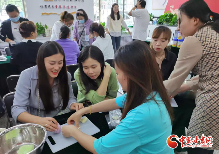 解鎖新技能！蘭州七里河區(qū)秋天的第一份手工月餅來(lái)了