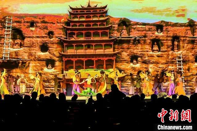 開幕式文藝展示“相約敦煌”，通過數(shù)字技術(shù)將莫高窟“搬到”演出現(xiàn)場?！「拭C省文化和旅游廳供圖