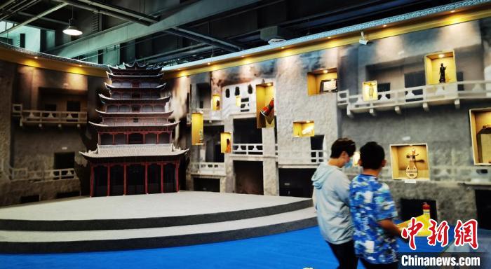 該展覽還借助科技手段，復原“藏經洞”場景，將莫高窟“搬進”展廳?！《∷?攝