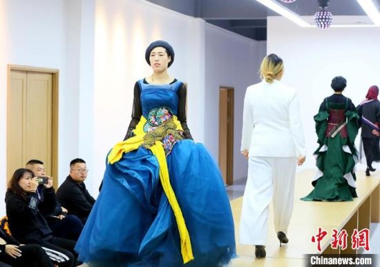 東鄉(xiāng)繡娘在T臺走秀?！「哒?攝