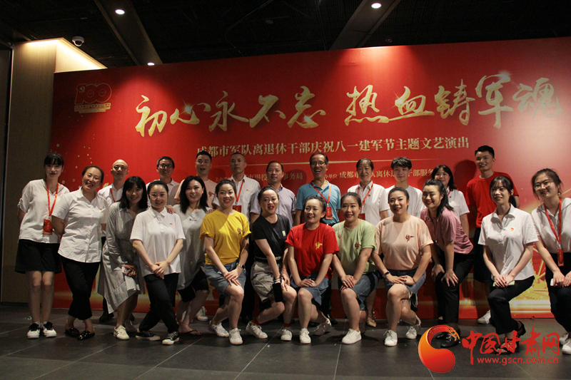 【蘭大新聞學(xué)子重走西北角】不變的軍旅情，不滅的舞臺夢——記原成都軍區(qū)政治部戰(zhàn)旗文工團(tuán)國家一級演員楊思遠(yuǎn)