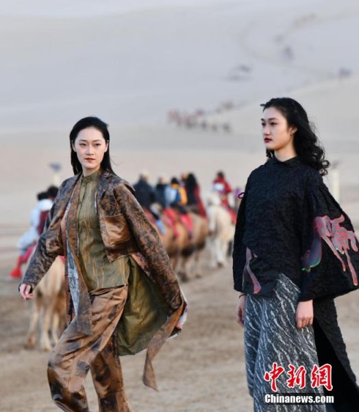 圖為敦煌服裝秀展示。 殷春永 攝