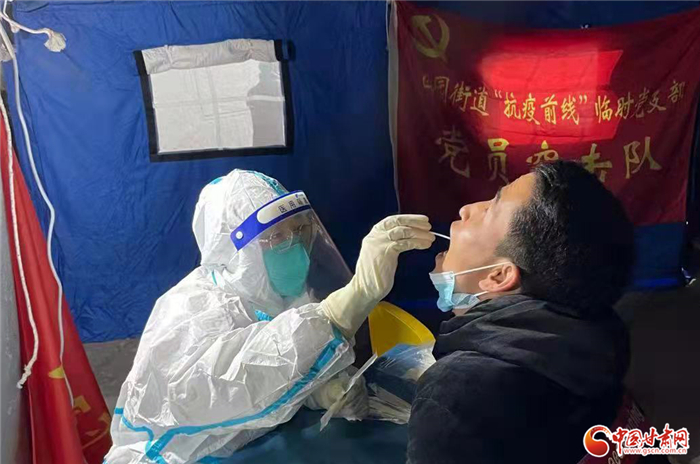 蘭大一院300醫(yī)護人員支援社區(qū)核酸采集 市民用手機燈光表達(dá)謝意