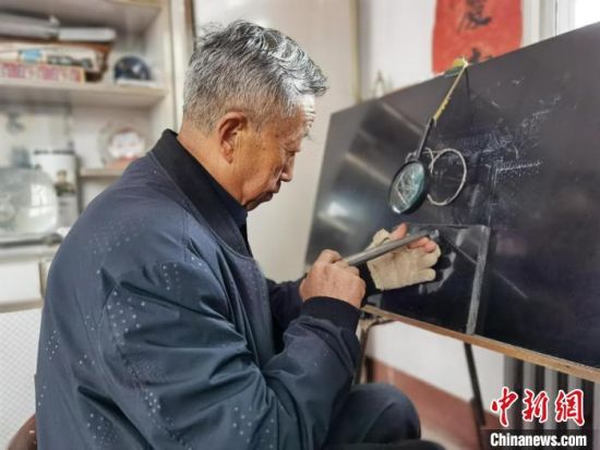 圖為陶世清在創(chuàng)作中?！钅?攝