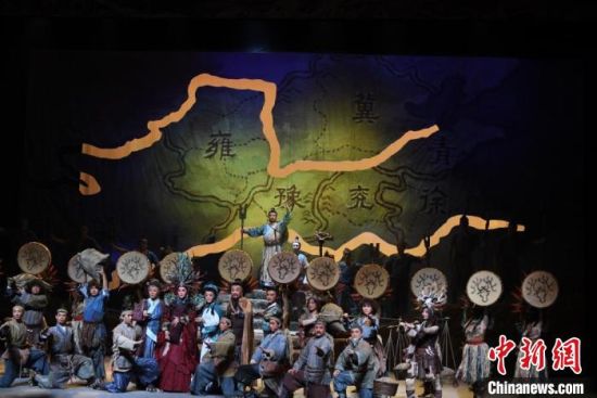 作為隴劇“梅花”，雷通霞在《大禹治水》中甘當“綠葉”，該劇推出后，反響十分熱烈。(資料圖) 楊艷敏 攝