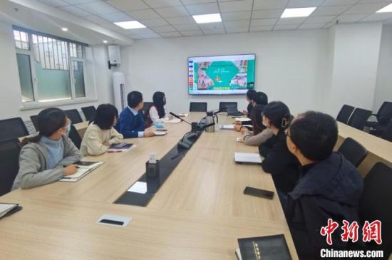 圖為甘肅教育出版社《寫給青少年的敦煌故事》叢書項(xiàng)目組，探討圖書封面設(shè)計(jì)?！￠Z姣 攝