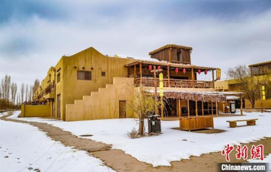 雪落敦煌月牙泉小鎮(zhèn)。　王斌銀 攝