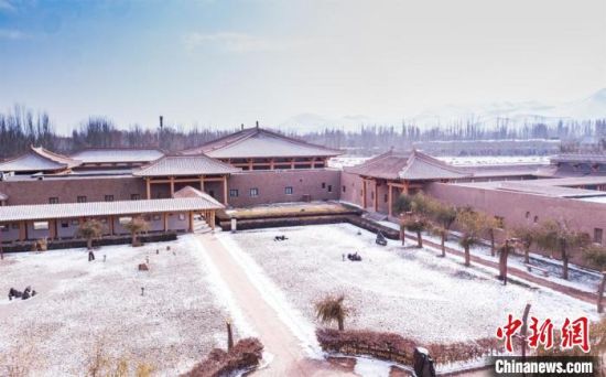 圖為雪落大漠古堡——敦煌山莊。　王斌銀 攝
