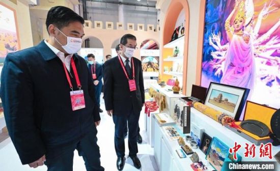 圖為甘肅省副省長孫雪濤(左)與甘肅省文化和旅游廳廳長陳衛(wèi)中(右)一同參觀“甘肅館”?！「拭C省文化和旅游廳供圖