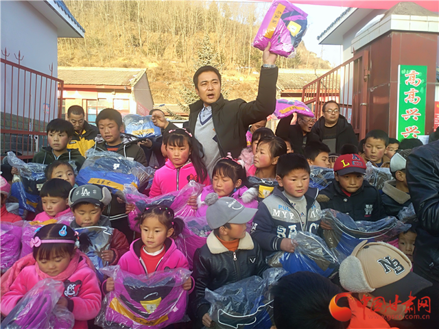 為愛匯聚  中國(guó)甘肅網(wǎng)2022“新年新衣”溫暖相伴過新年